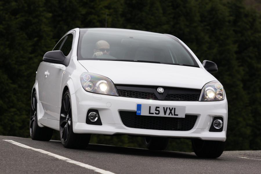  Vauxhall Astra VXR Arctic Edition 2010 года  (фото 14 из 15)